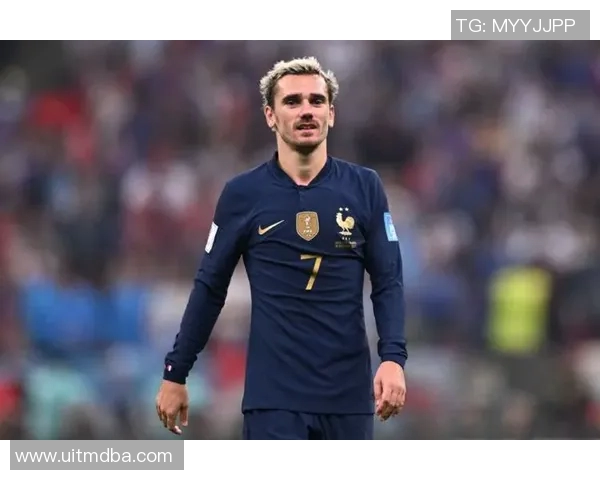 足球巨星穿西装亮相场馆引发热议时尚与运动的完美结合